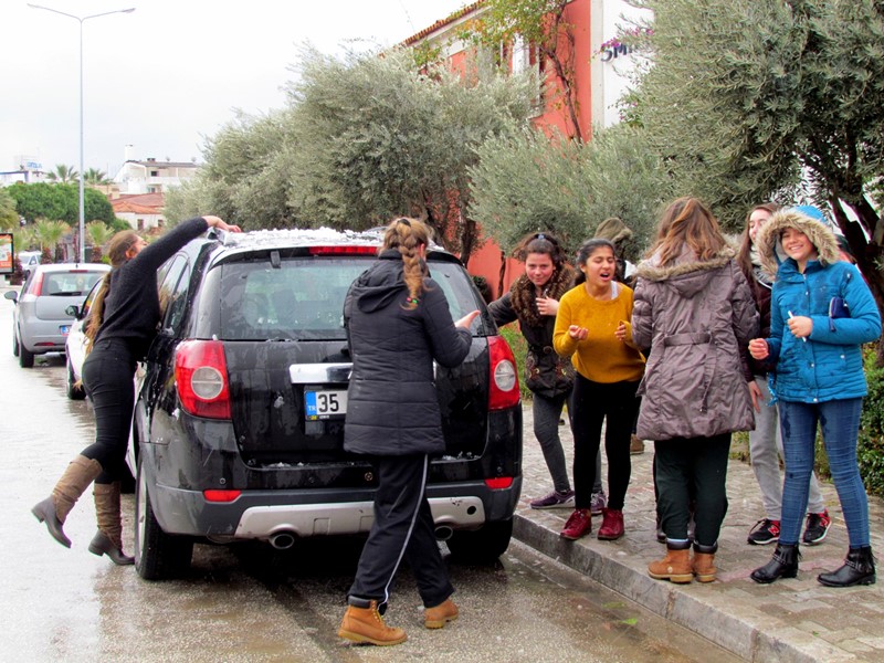 İzmir'de önce sağanak sonra kar!