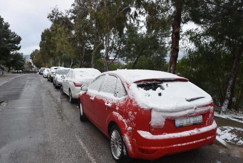 İzmir'de önce sağanak sonra kar!