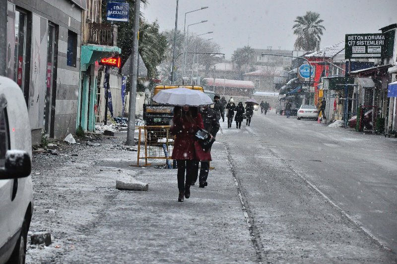 İzmir beyaza büründü