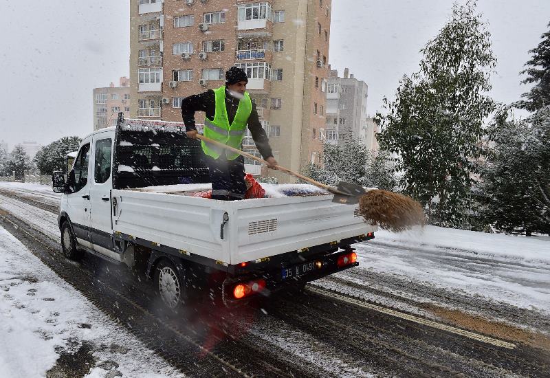 İzmir beyaza büründü