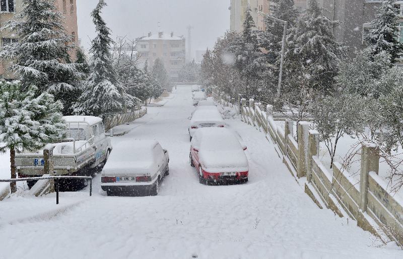 İzmir beyaza büründü