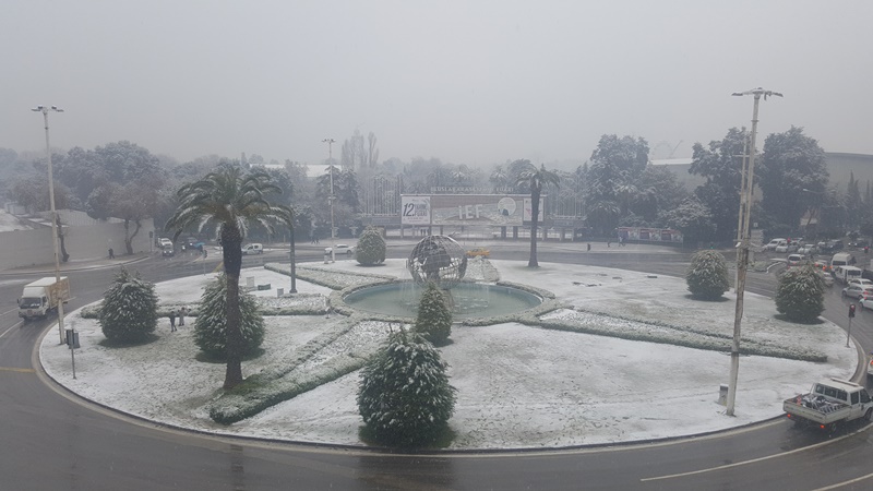 İzmir beyaza büründü