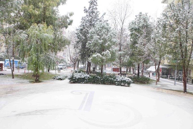 İzmir beyaza büründü