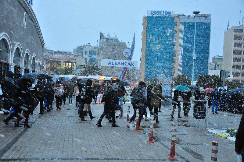 İzmir beyaza büründü