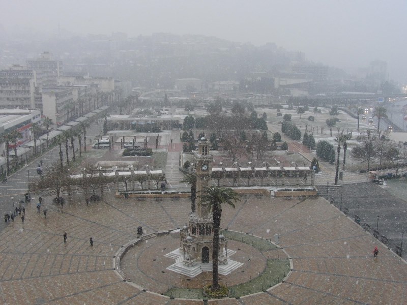 İzmir beyaza büründü