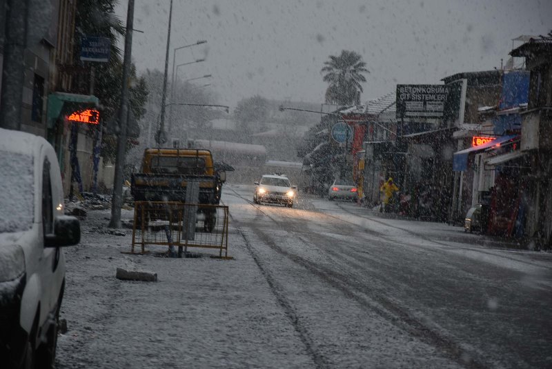 İzmir beyaza büründü