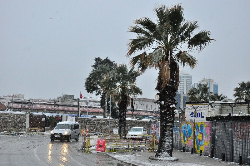 İzmir beyaza büründü