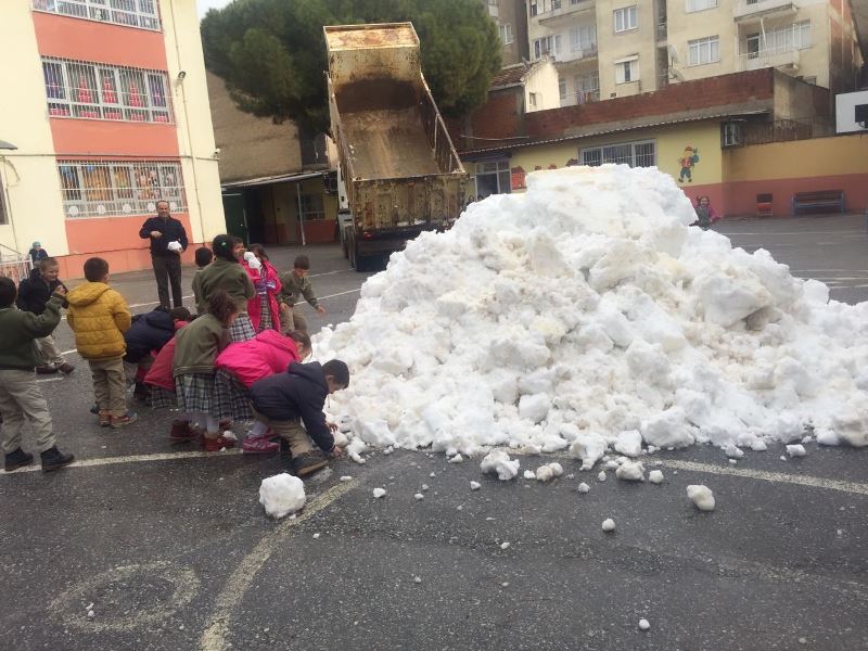 Belediye öğrencilerin ayağına kamyonla kar götürdü