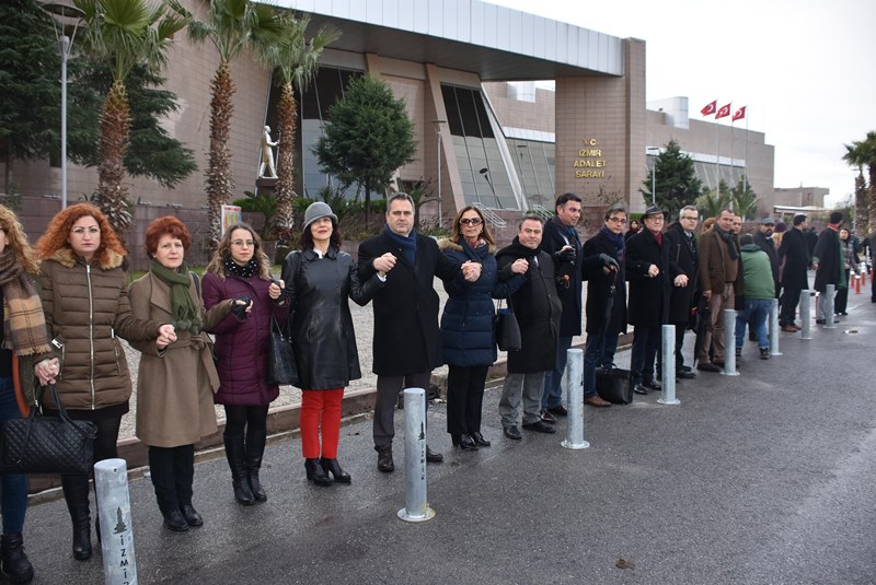 Avukatlar İzmir Adliyesi’ni ele ele çevreledi
