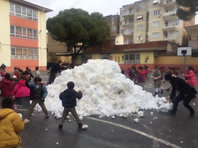 Belediye öğrencilerin ayağına kamyonla kar götürdü