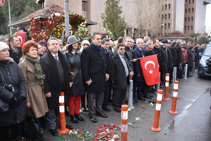 Avukatlar İzmir Adliyesi’ni ele ele çevreledi