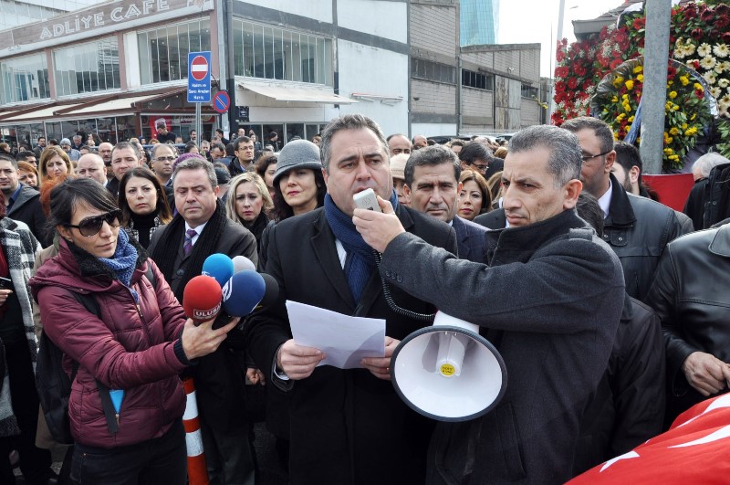 Avukatlar İzmir Adliyesi’ni ele ele çevreledi