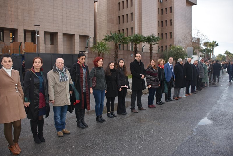 Avukatlar İzmir Adliyesi’ni ele ele çevreledi