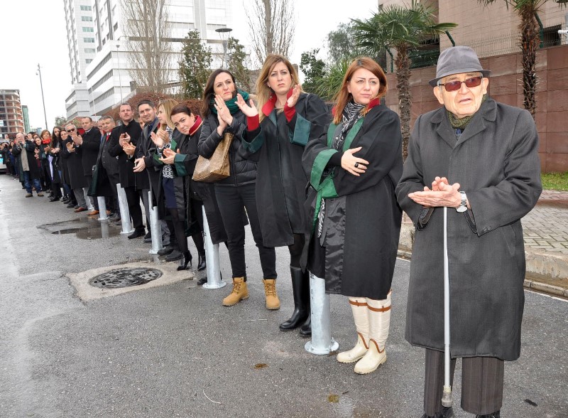 Avukatlar İzmir Adliyesi’ni ele ele çevreledi