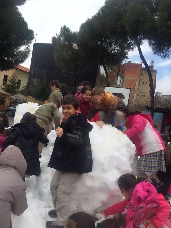 Belediye öğrencilerin ayağına kamyonla kar götürdü