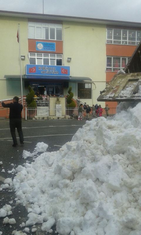 Belediye öğrencilerin ayağına kamyonla kar götürdü
