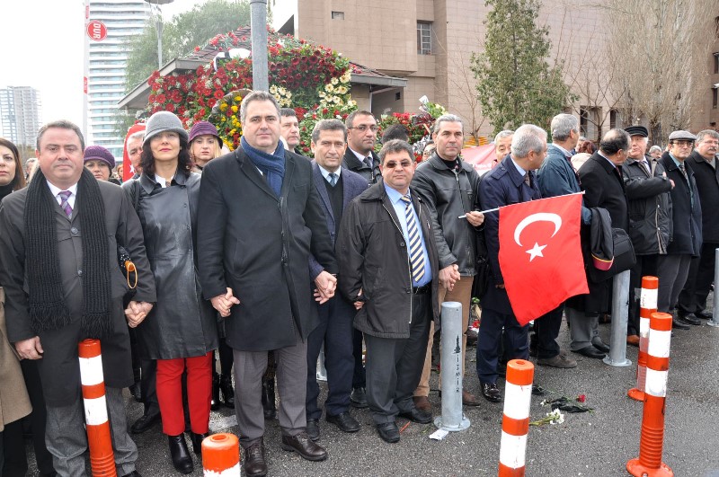 Avukatlar İzmir Adliyesi’ni ele ele çevreledi