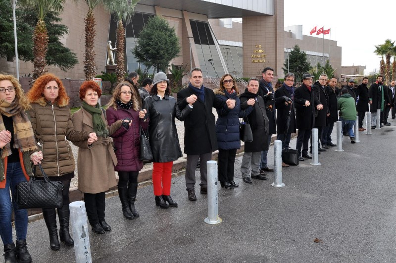 Avukatlar İzmir Adliyesi’ni ele ele çevreledi