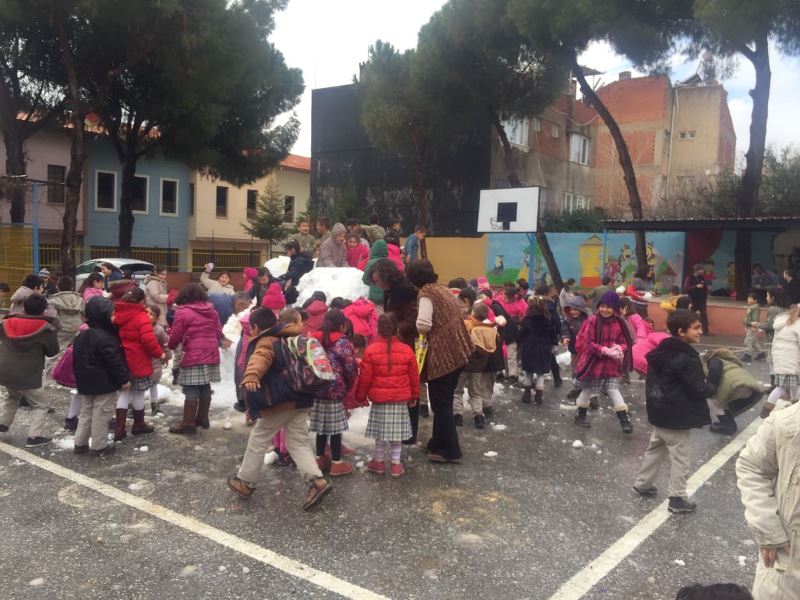 Belediye öğrencilerin ayağına kamyonla kar götürdü