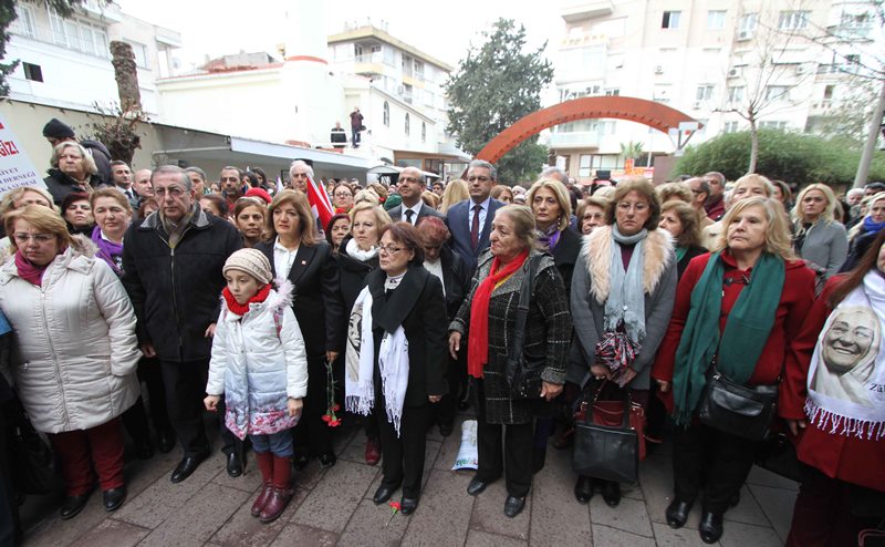İzmir Zübeyde Ana'yı unutmadı