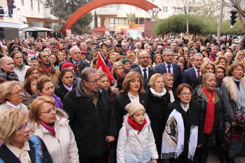 İzmir Zübeyde Ana'yı unutmadı