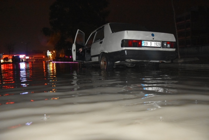 İzmir'de sağanak yağış etkili oldu