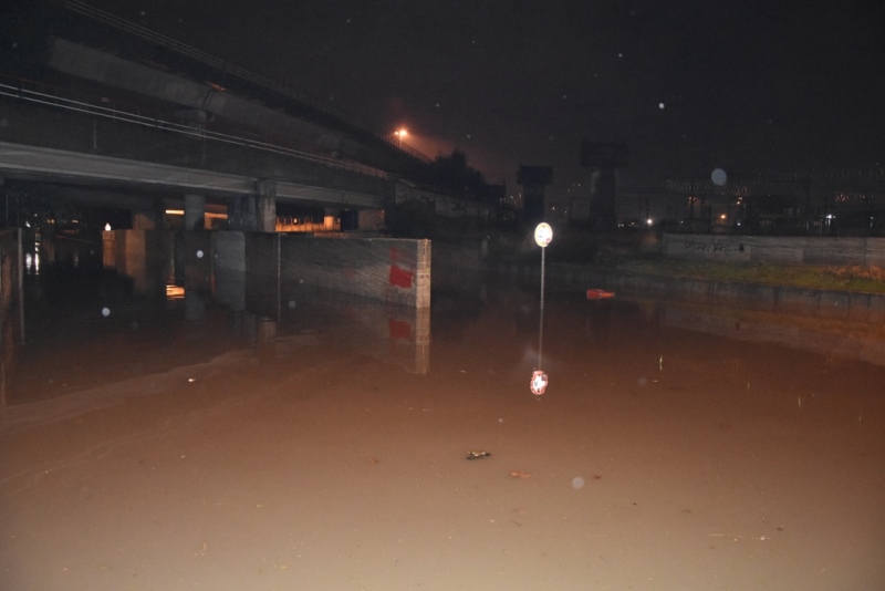 İzmir'de sağanak yağış etkili oldu