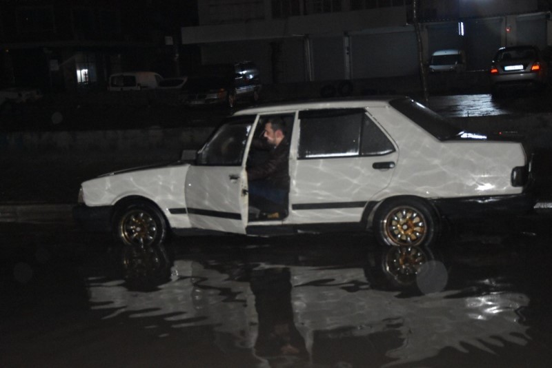 İzmir'de sağanak yağış etkili oldu