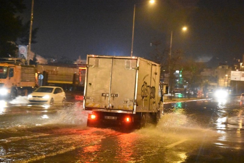 İzmir'de sağanak yağış etkili oldu