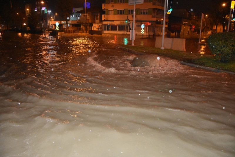 İzmir'de sağanak yağış etkili oldu