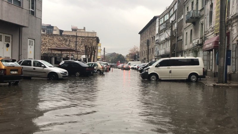 İzmir'i sağanak yağmur vurdu