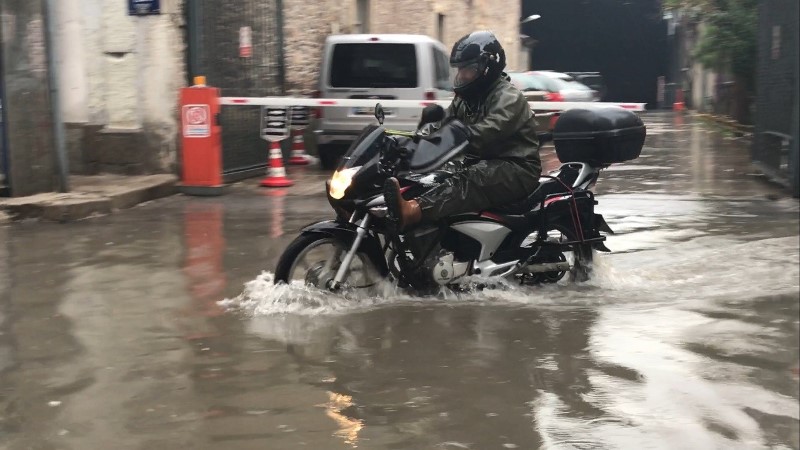 İzmir'i sağanak yağmur vurdu