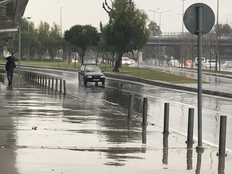 İzmir'i sağanak yağmur vurdu
