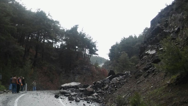 İzmir'i sağanak yağmur vurdu