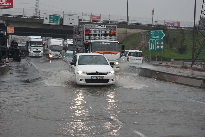 İzmir'i sağanak yağmur vurdu