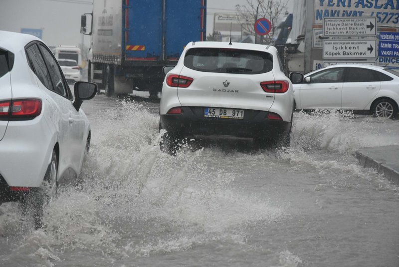 İzmir'i sağanak yağmur vurdu