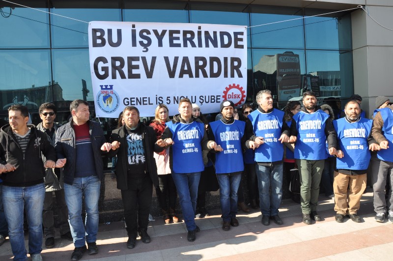 Karabağlar'da belediye işçileri greve gitti
