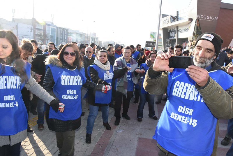 Karabağlar'da belediye işçileri greve gitti