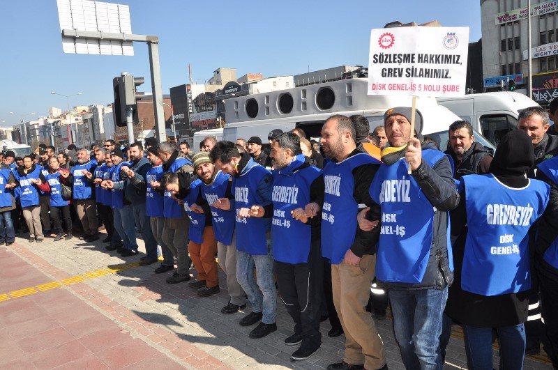 Karabağlar'da belediye işçileri greve gitti
