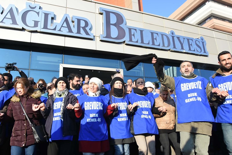 Karabağlar'da belediye işçileri greve gitti