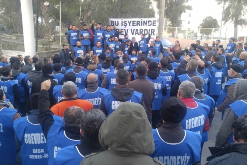 Karabağlar'da belediye işçileri greve gitti