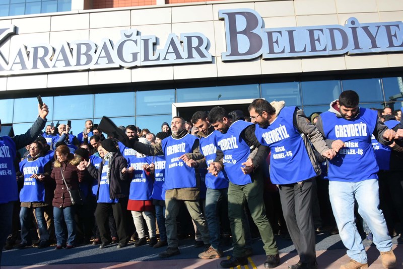 Karabağlar'da belediye işçileri greve gitti