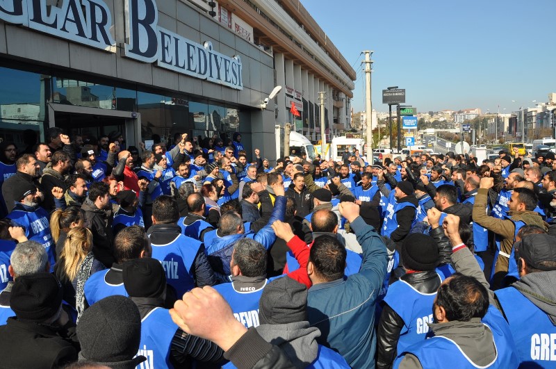 Karabağlar'da belediye işçileri greve gitti
