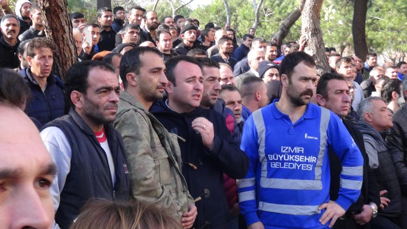 İzmir'de belediye aracı cami duvarına çarptı