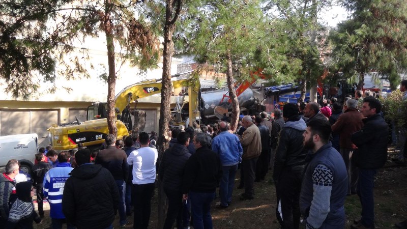 İzmir'de belediye aracı cami duvarına çarptı