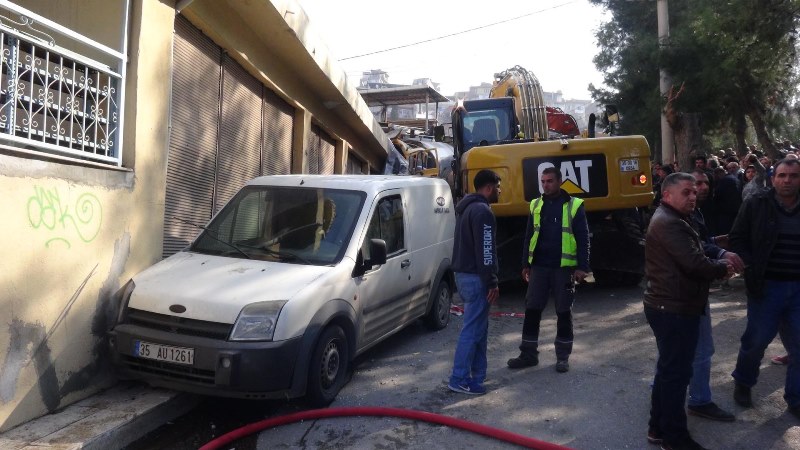 İzmir'de belediye aracı cami duvarına çarptı
