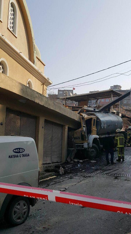 İzmir'de belediye aracı cami duvarına çarptı
