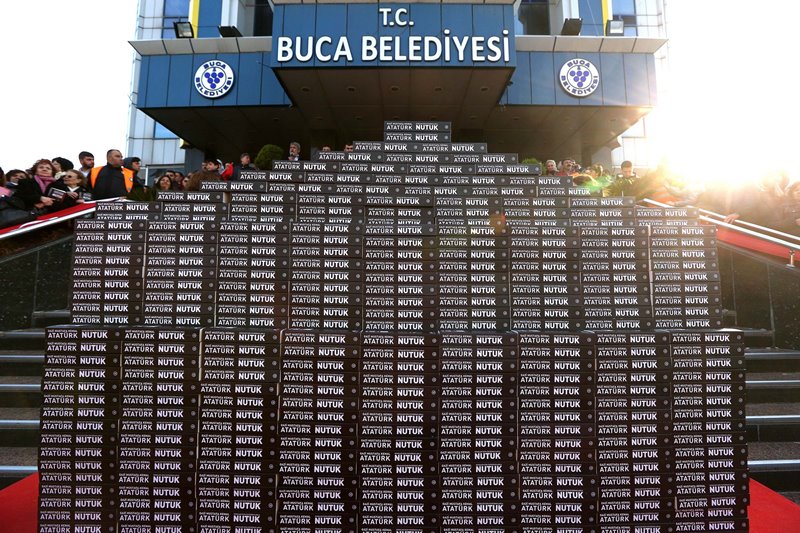 Buca'da 50 bin Nutuk ücretsiz dağıtıldı