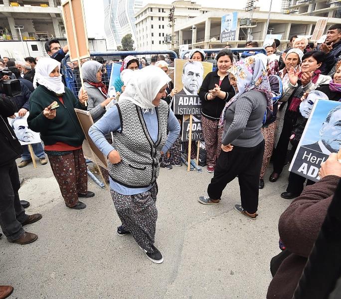 Beraat kararı sonrası adliye önünde büyük coşku
