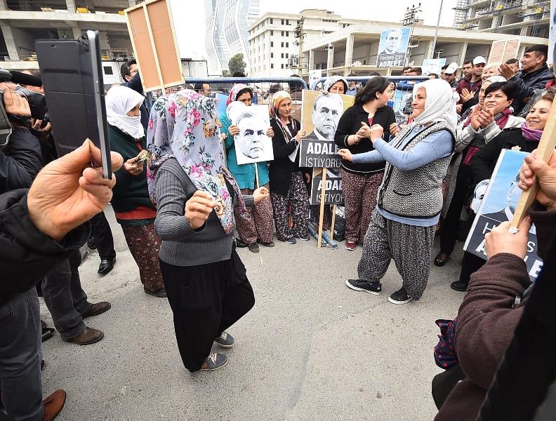 Beraat kararı sonrası adliye önünde büyük coşku